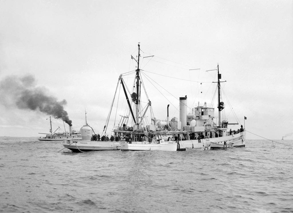 USS Falcon (AM-28 - ASR-2) rescues crew of sunken USS Squalus (SS-192) - May 1939.jpg