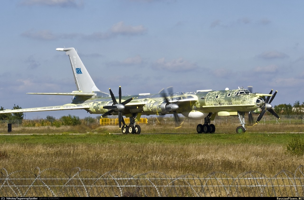 Ту-142 индийских ВВС Таганрог 2011.jpg