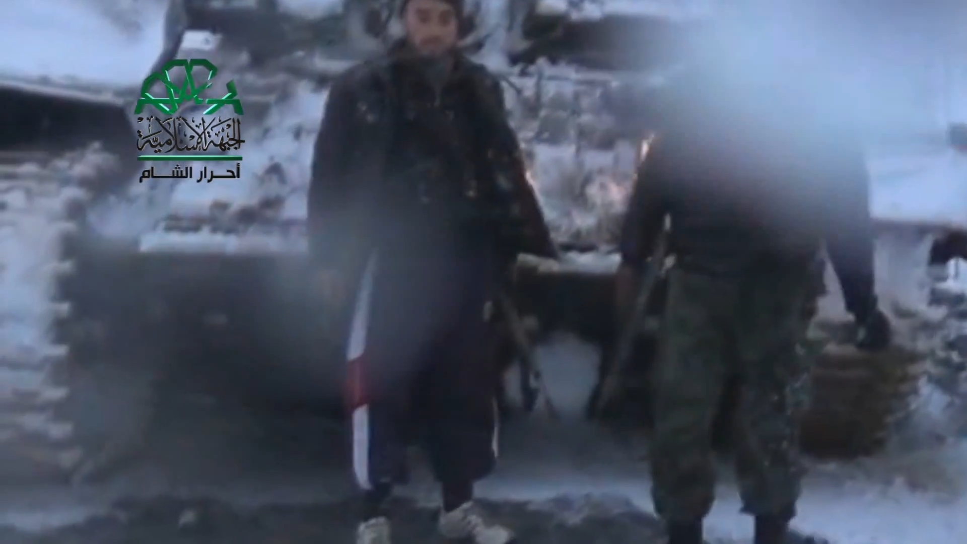 أحرار الشام _عطب دبابة وعربة BMP قبيل دحر رتل لعصابات الأسد في منطقة الجيدور في ريف درعا 13-12_(1080p)-0-01-33-634.jpg