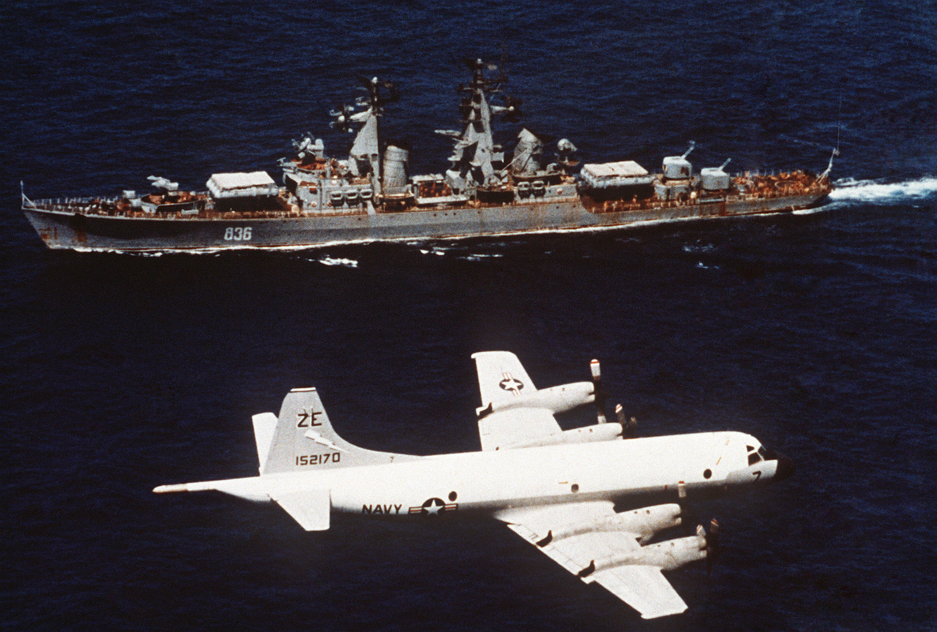 Ракетный крейсер Варяг и патрульный самолет Орион в Тихом океане, 1974 год.jpg