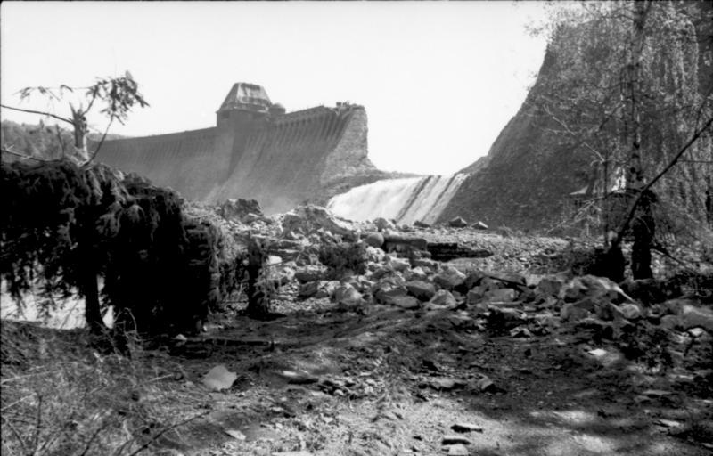 Bundesarchiv_Bild_101I-637-4192-20,_Zerstörte_Möhnetalsperre.jpg