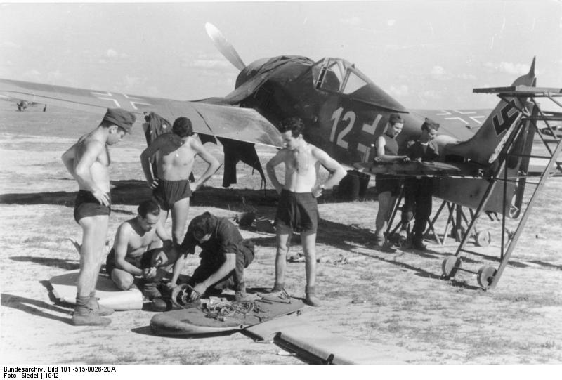 Bundesarchiv_Bild_101I-515-0026-20A,_Focke-Wulf_Fw_190_A-5,_Wartung.jpg