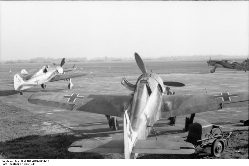 Bundesarchiv_Bild_101I-619-2664-07,_Focke-Wulf_Fw_190.jpg