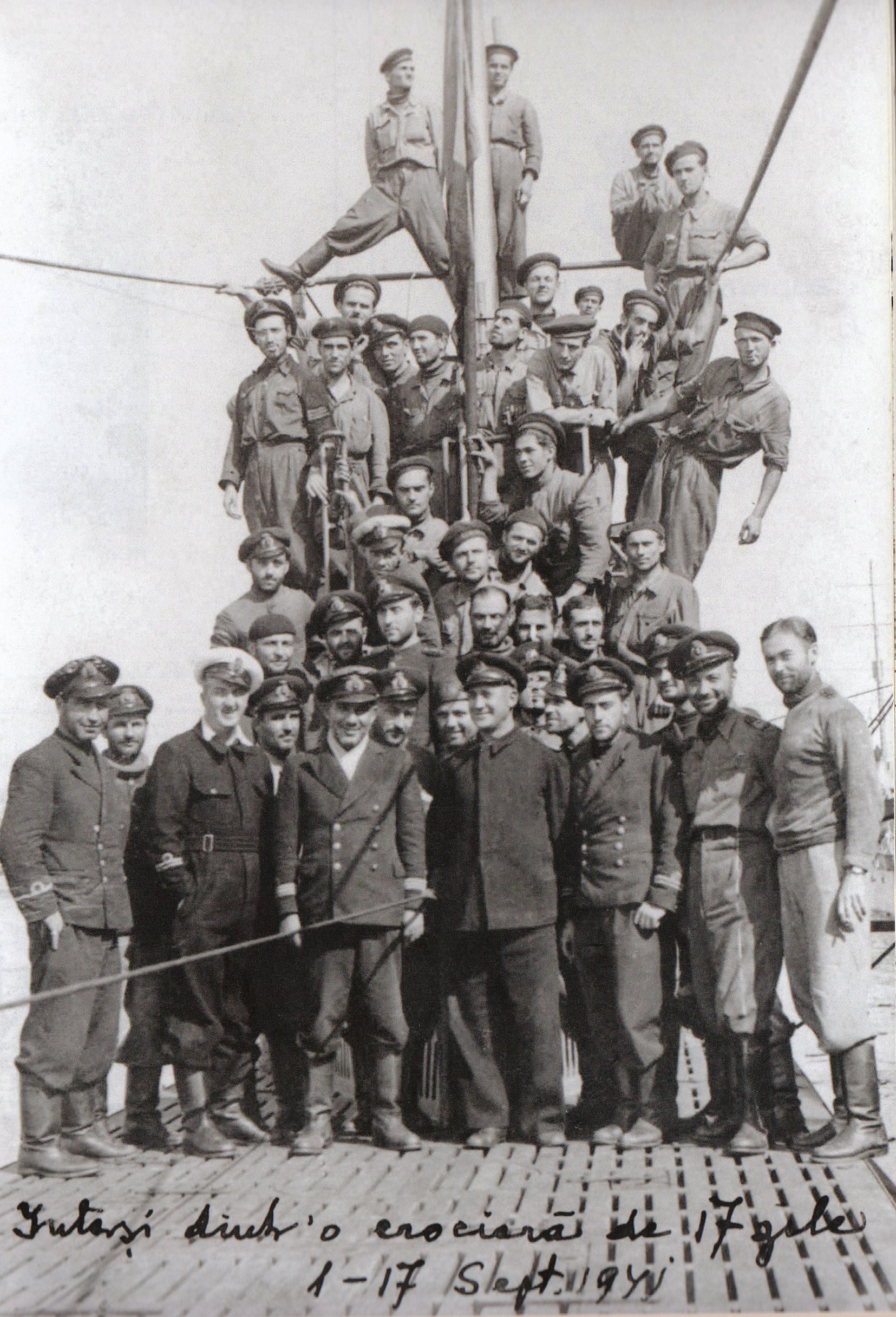 Echipajul-submarinului-DELFINUL-revenit-dintr-o-cruciada-de-17-zile-1-17-sept.1941-Copy.jpg