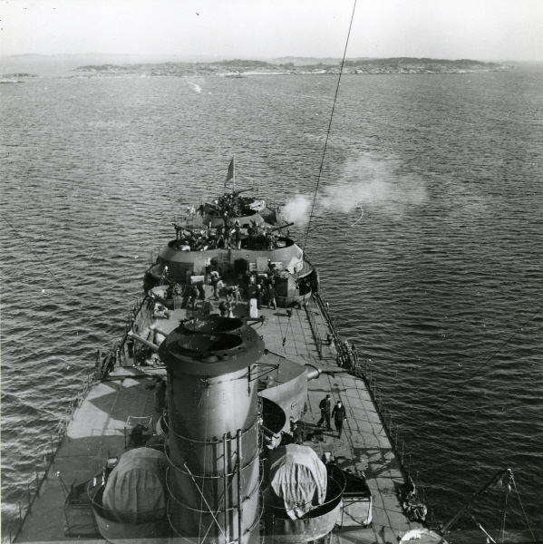HMS_Gotland_anti_aricraft_guns.jpg